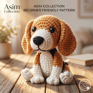 Könnte beinhalten: Ein gehäkelter Beagle-Hund mit braunen, weißen und schwarzen Details. Der Hund hat große, dunkle Augen und Schlappohren. Der Text "ASIM COLLECTION BEGINNER FRIENDLY PATTERN" ist sichtbar. Der Hund sitzt auf einer Holzoberfläche.