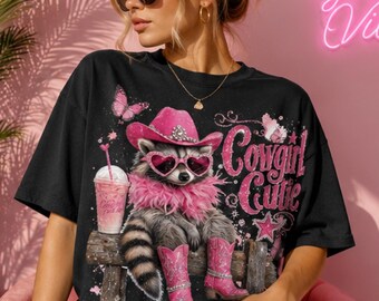 Coquette Cowgirl Raccoon PNG, Pink Howdy Darlin Western Shirt Design, Girly Country Animal Clipart Sublimazione, Retro Rodeo Download Digitale
