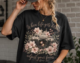 Fotocamera retrò e fiori selvatici PNG: design per t-shirt in stile boho (download digitale)