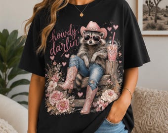 Różowy szop pracz z westernu PNG, projekt koszulki „Howdy Darlin Coquette Cowgirl”, słodka dziewczęca grafika ze zwierzęciem w stylu country, cyfrowe pobieranie retro rodeo