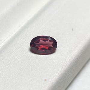 Granate rodolita de color rojo vino intenso, talla ovalada, piedra preciosa suelta, piedra natural facetada de color burdeos intenso para anillos y colgantes.