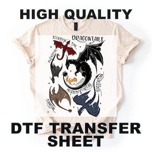 以下が含まれることがあります： ベージュのTシャツ。DTF転写シートのデザインで、赤、黒、茶色、青の様々なドラゴンのイラストが描かれています。「HIGH QUALITY」と「DRAGONTAILS」の文字が含まれています。