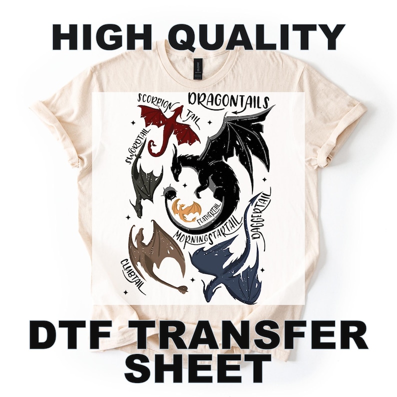 以下が含まれることがあります： ベージュのTシャツ。DTF転写シートのデザインで、赤、黒、茶色、青の様々なドラゴンのイラストが描かれています。「HIGH QUALITY」と「DRAGONTAILS」の文字が含まれています。