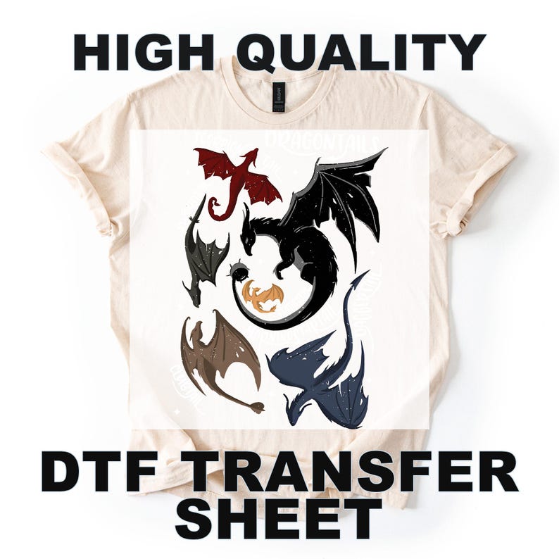 以下が含まれることがあります： ベージュ色のTシャツ。DTF転写シートには、赤、黒、茶色、青など、さまざまな色の様式化されたドラゴンが描かれています。「HIGH QUALITY」と「DTF TRANSFER SHEET」の文字が黒で印刷されています。