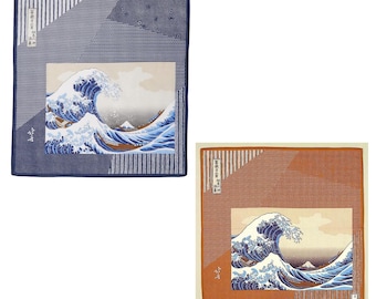 Chusteczka wyprodukowana w Japonii z inspirowanym Hokusai wzorem „Wielka Fala w Kanagawie”, tradycyjnym japońskim nadrukiem ukiyo-e. Bawełniana chusteczka dostępna w dwóch kolorach.
