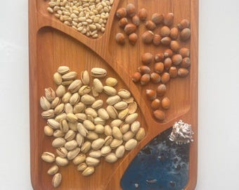 Vassoio da portata in legno a tema oceano con ossidiana e conchiglia, tagliere per salumi in resina epossidica realizzato a mano, regalo unico per l'inaugurazione della casa, decorazione a tema marino profondo.