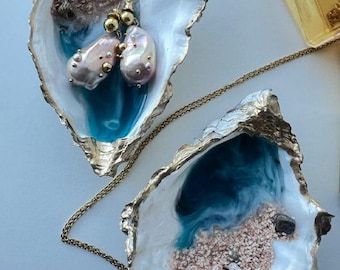 Set di 2 portagioie unici in conchiglia d'ostrica, ispirati all'arte marina dorata, originali vassoi portagioie in resina e sabbia, regalo per lei, per la festa della mamma.