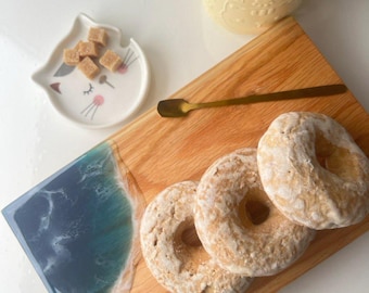 Vassoio da portata in resina con motivo onde oceaniche, piatto da biscotti in legno, decorazione in resina epossidica blu, arredamento a tema costiero.