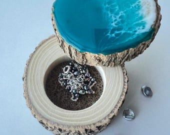 Portagioie in legno e resina, ideale per matrimoni in spiaggia.