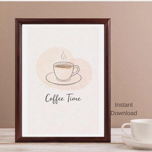Puede incluir: Una taza de cerámica blanca con asa negra y el texto "But First, Coffee" en negrita negra. La taza está sobre un fondo borroso. La taza mide aproximadamente 10 cm de altura.