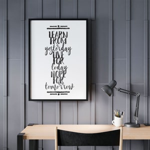 Puede incluir: Un p&oacute;ster enmarcado en negro con fondo blanco y el texto "LEARN FROM yesterday LIVE FOR today HOPE FOR tomorrow" en letra cursiva negra.