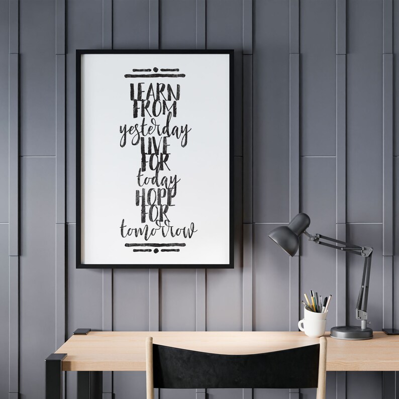 Puede incluir: Un p&oacute;ster enmarcado en negro con fondo blanco y el texto "LEARN FROM yesterday LIVE FOR today HOPE FOR tomorrow" en letra cursiva negra.