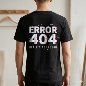 Camiseta con el mensaje "Error 404: Realidad no encontrada" | Camiseta con estampado de tecnología glitch, camiseta divertida para nerds, estética cyberpunk, humor para programadores, camiseta negra minimalista.