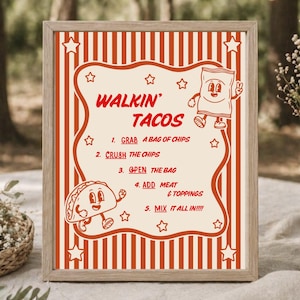 以下が含まれることがあります： レトロなデザインのフレーム入りプリントで、赤い文字で「WALKIN' TACOS」と書かれています。プリントには、「チップスの袋をつかむ、チップスを砕く、袋を開ける、肉とトッピングを加える、すべてを混ぜる！」という指示と漫画のイラストが含まれています。