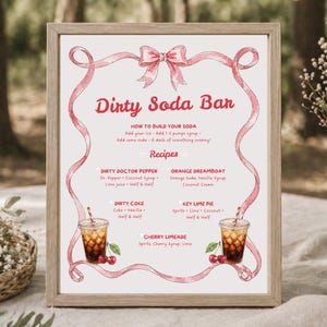 Könnte beinhalten: Ein gerahmtes Schild mit dem Text "Dirty Soda Bar" in roter Schrift. Es enthält Rezepte für verschiedene Soda-Kreationen, wie Dirty Doctor Pepper und Cherry Limeade, mit Aquarellillustrationen der Getränke.