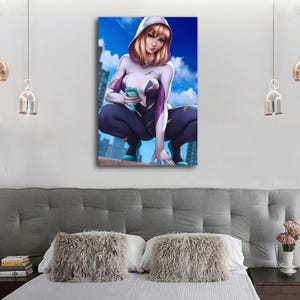 Puede incluir: Una impresi&oacute;n en lienzo que presenta una ilustraci&oacute;n de c&oacute;mic de una superhero&iacute;na en cuclillas. Lleva un traje blanco y negro con capucha, sosteniendo un tel&eacute;fono. El fondo muestra un paisaje urbano bajo un cielo azul.