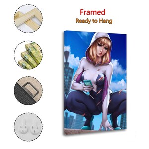 Puede incluir: Impresi&oacute;n art&iacute;stica en lienzo enmarcado que presenta una ilustraci&oacute;n de estilo c&oacute;mic de un personaje femenino con un traje blanco y negro con capucha, sosteniendo un tel&eacute;fono. El fondo muestra un paisaje urbano y un cielo azul.