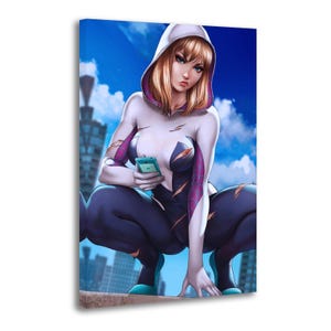 Puede incluir: Impresi&oacute;n en lienzo que presenta una ilustraci&oacute;n de c&oacute;mic de una superhero&iacute;na con un body blanco y azul marino con capucha. Sostiene un tel&eacute;fono inteligente, con un paisaje urbano y cielo azul de fondo.