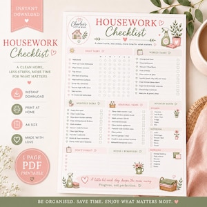 Könnte beinhalten: Eine druckbare Checkliste für die Hausarbeit auf weißem Papier mit rosa und grünen Akzenten. Das Dokument enthält Abschnitte für tägliche, wöchentliche, monatliche und saisonale Aufgaben sowie Listen für einzelne Räume. Es enthält den Text Housework Checklist und verschiedene Haushalts-Symbole.