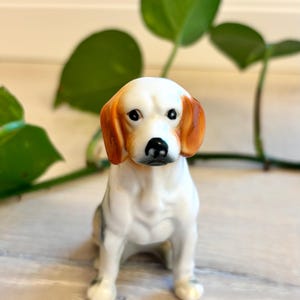 Vintage Beagle-Figur aus Knochenporzellan | Sitzender Welpe aus den 1970er Jahren (8 cm)