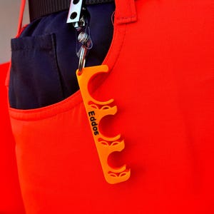 Puede incluir: Un juego de tres tazas de cerámica con un acabado mate moteado. Las tazas son en tonos crema, marrón claro y marrón oscuro. Cada taza tiene un diseño simple y minimalista, ideal para café o té.