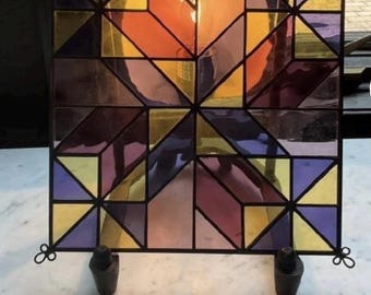 Glasmalerei und Messingplatte Vtg Einzigartiges beleuchtetes 9-Zoll-Quadrat und Kette zum Aufhängen im Fenster, Geometrisches Kunstglas