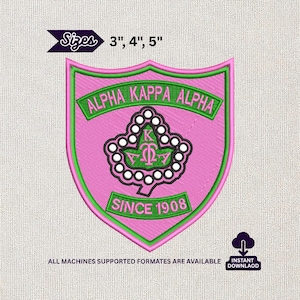 Könnte beinhalten: Ein rosa und grüner gestickter Aufnäher in Schildform. Der Text "ALPHA KAPPA ALPHA" ist oben gewölbt und "SINCE 1908" unten. Der Aufnäher enthält ein zentrales Design und ist in den Größen 7,6 cm, 10,2 cm und 12,7 cm erhältlich.