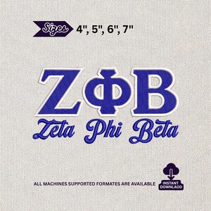 Peut inclure: Motif brodé avec les lettres grecques ZΦB en bleu avec des contours blancs, et les mots "Zeta Phi Beta" en écriture cursive. Tailles disponibles : 10 cm, 13 cm, 15 cm et 18 cm. Le motif est sur un fond texturé blanc cassé.