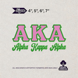 Könnte beinhalten: Gesticktes Design in Rosa und Grün mit den Buchstaben "AKA" über "Alpha Kappa Alpha". Verfügbare Größen: 10 cm, 13 cm, 15 cm und 18 cm. Der Text "ALLE MASCHINENFORMATE WERDEN UNTERSTÜTZT" und "SOFORTIGER DOWNLOAD" sind ebenfalls enthalten.