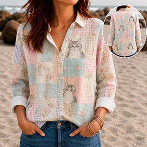 Könnte beinhalten: Ein langärmeliges Hemd mit Knopfleiste und einem Patchwork-Design aus pastellfarbenen rosa, blauen und weißen Quadraten. Das Muster wechselt zwischen Blumenprints, Vichy-Karos und Illustrationen von grau-weißen Kätzchen auf dem Stoff.