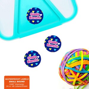 Etichette rotonde con nome (3 misure), cuori multicolore (2 colori)