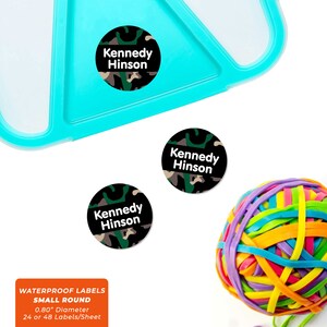 Etichette rotonde con nome (3 misure), mimetico (oltre 20 colori)