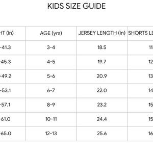 Pu&ograve; includere: Un grafico bianco intitolato "KIDS SIZE GUIDE" con misure di taglia, altezza in pollici, et&agrave;, lunghezza della maglia, lunghezza dei pantaloncini e larghezza della maglia. Le taglie vanno dalla 16 alla 28, con altezze da 95 a 165 cm.