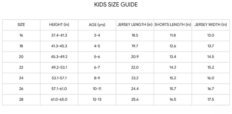 Pu&ograve; includere: Un grafico bianco intitolato "KIDS SIZE GUIDE" con misure di taglia, altezza in pollici, et&agrave;, lunghezza della maglia, lunghezza dei pantaloncini e larghezza della maglia. Le taglie vanno dalla 16 alla 28, con altezze da 95 a 165 cm.