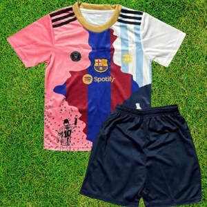 Pu&ograve; includere: Un completo da calcio composto da maglia e pantaloncini. La maglia &egrave; rosa, blu e bianca, con colletto dorato e logo Spotify, e incorpora i colori di pi&ugrave; bandiere. I pantaloncini blu scuro completano il set, su uno sfondo di erba verde.