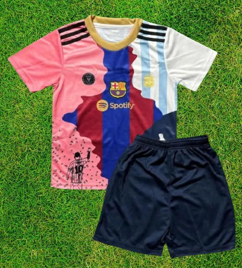 Pu&ograve; includere: Un completo da calcio composto da maglia e pantaloncini. La maglia &egrave; rosa, blu e bianca, con colletto dorato e logo Spotify, e incorpora i colori di pi&ugrave; bandiere. I pantaloncini blu scuro completano il set, su uno sfondo di erba verde.
