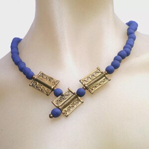 Collar de cuentas de vidrio Krobo con tres colgantes de latón Ashanti / Collar llamativo / Joyería artesanal / Elige tu color / Regalo para ella