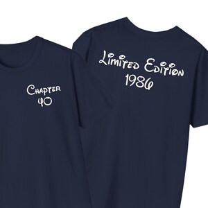 Puede incluir: Camiseta azul marino con texto blanco. La parte delantera de la camiseta dice "Chapter 40". La parte trasera de la camiseta dice "Limited Edition 1986". La camiseta es de cuello redondo.