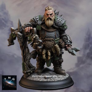 Puede incluir: Figura en miniatura detallada de un guerrero barbudo con armadura, sosteniendo un hacha grande. La figura es predominantemente gris, marrón y verde, con detalles intrincados en la armadura y la ropa. La base es negra y la figura tiene una expresión severa. theminiaturequasar.etsy.com.