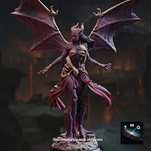 Könnte beinhalten: Eine lila Fantasy-Figur eines geflügelten Dämons mit Hörnern, der einen goldfarbenen BH und Schmuck sowie einen fließenden Rock trägt. Die Figur steht auf einem felsigen Sockel. Die Website theminiaturequasar.etsy.com ist sichtbar.