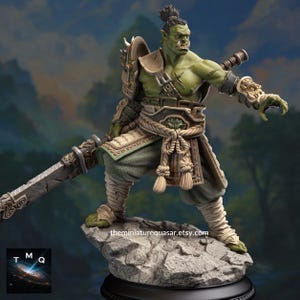 Könnte beinhalten: Detaillierte Figur eines grünschlägigen Ork-Kriegers in dynamischer Pose, der ein großes Schwert hält. Der Ork ist in eine verzierte Rüstung mit komplizierten Details gekleidet und steht auf einem felsigen Sockel. Die Figur hat eine Haartolle und ist kampfbereit.