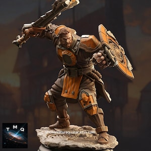 Puede incluir: Figura en miniatura detallada de un guerrero en pose dinámica, empuñando un arma grande y un escudo. La figura está vestida con una armadura marrón y naranja con detalles intrincados. La miniatura está sobre una base de piedra, con el texto "theminiaturequasar.etsy.com" visible.