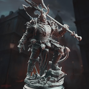 Può includere: Statuetta dettagliata di un guerriero demone cornuto, vestito con un'armatura ornata e che brandisce una grande ascia da battaglia. La figura è posata su una base rocciosa, con uno sfondo di paesaggio urbano gotico scuro. Statua di personaggio fantasy.