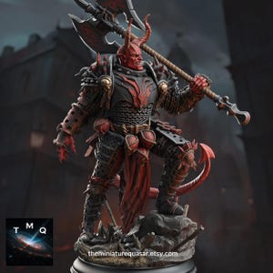 Puede incluir: Una figura de demonio rojo y negro con cuernos, sosteniendo una gran hacha. La figura está vestida con una armadura detallada y se encuentra sobre una base rocosa. El nombre de la tienda Etsy, theminiaturequasar.etsy.com, es visible.