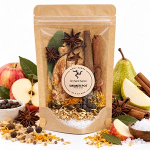 Può includere: Una busta in carta kraft marrone contenente un mix di spezie essiccate, tra cui anice stellato, bastoncini di cannella, fette di frutta secca ed erbe. Un'etichetta circolare riporta Manx Herbs Orchard Spice Simmer Pot Pot fo-vroie Isle of Man.