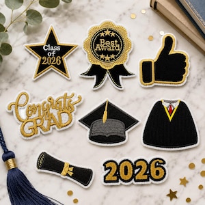 Puede incluir: Un conjunto de parches bordados con temas de graduación. Incluye una estrella con "Class of 2026", una cinta de "Best Award", un pulgar hacia arriba, la inscripción "Congrats Grad", un birrete, una toga, un diploma y el número "2026".