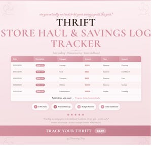Könnte beinhalten: Ein digitaler Thrift Store Haul & Savings Log Tracker in Rosa und Weiß. Das Design beinhaltet eine Tabelle mit Ausgaben- und Einnahmenkategorien und den Text "TRACK YOUR THRIFT".