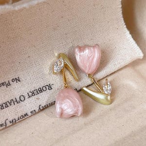Pendientes colgantes de tulipán, pendientes colgantes de tulipán de resina jaspeada con hoja de cristal, joyería inspirada en la naturaleza en tono dorado para mujer, rosa, azul, beige.