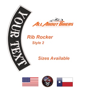 Op de afbeelding: Zwart gebogen embleem met witte geborduurde tekst "YOUR TEXT". Het embleem is gelabeld "Rib Rocker Style 2" met het logo "All About Bikers". Inclusief Amerikaanse vlag, schedel patch en Texas vlag.