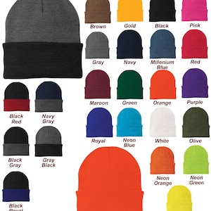 Op de afbeelding: Een verzameling van 18 verschillende gekleurde gebreide wintermutsen. De mutsen zijn allemaal in dezelfde stijl, met een omgeslagen boord. De kleuren omvatten bruin, goud, zwart, roze, grijs, marineblauw, blauw, rood, bordeauxrood, groen, oranje, paars, koninklijkblauw, neonblauw, wit, olijf, neonoranje, neongroen en geel.